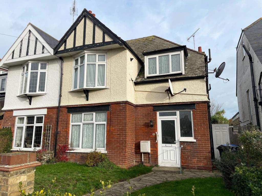 Lot: 130 - THREE-BEDROOM SEMI FOR IMPROVEMENT IN POPULAR LOCATION -